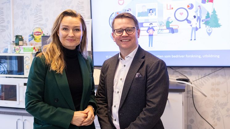 Energi- och näringsminister Ebba Busch tillsammans med Andreas Lundqvist, enhetschef vid Glesbygdsmedicinskt centrum, under besöket på Storumans sjukstuga.