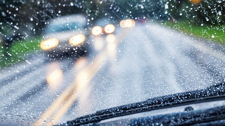 Snabba väderomslag mellan regn och sol ger utmanande vägbanor och ökad risk för olyckor i trafiken. Upphovsman: Willowpix