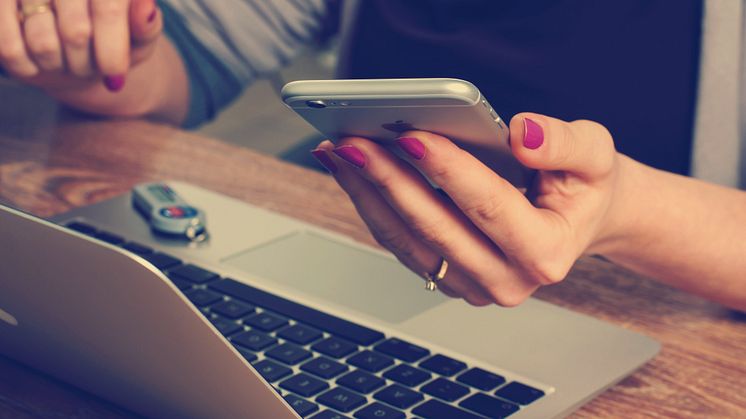 Alle bør med jevne mellomrom følge med på transaksjonene i nettbanken. (Foto: https://unsplash.com/@firmbee)