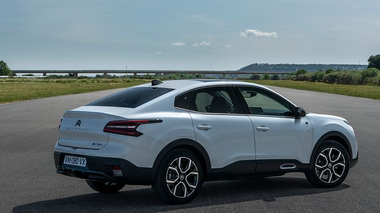 Ë-C4 X er en elektrisk mellemklassebil, der er et cross-design mellem en elegant fastback og en moderne SUV.