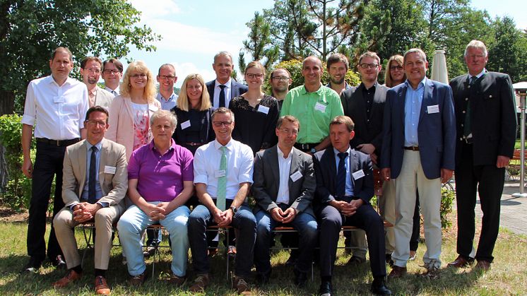 Auftakt des neuen kommunalen Energieeffizienznetzwerks Ostbayern am 5. Juli in Schwandorf. Die acht Netzwerkteilnehmer kommen aus den Landkreisen Hof, Amberg-Sulzbach, Schwandorf, Kelheim, Deggendorf und Passau.