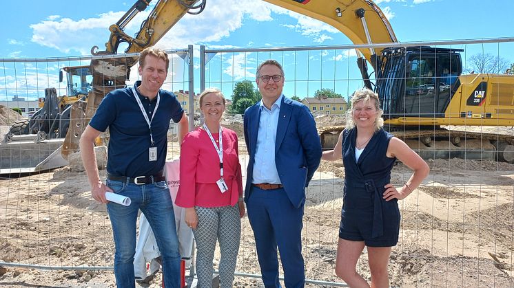 Fr v, Magnus Laneborg och Malin Rönnerhag från Riksbyggen, bostadsminister Johan Danielsson och Anna Thore, Kalmar kommun.