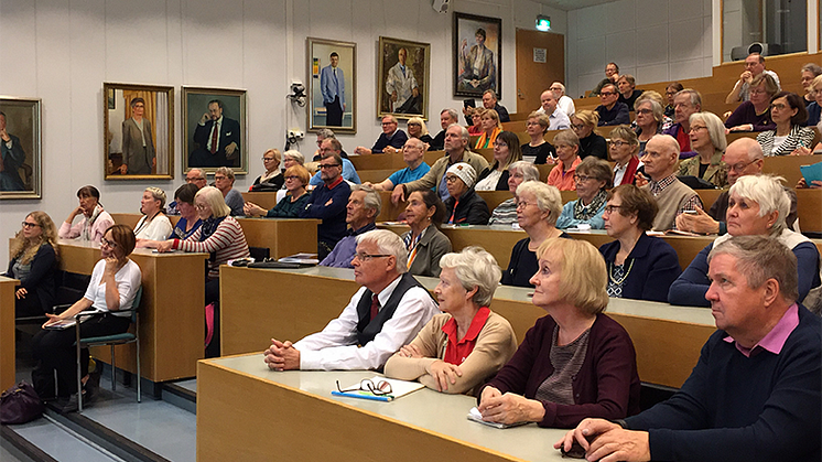 Professori Heikki Tikkasen luento liikunnan sydänvaikutuksista herätti Meilahden sairaalan yleisössä suurta kiinnostusta. Kuva Anssi Sovijärvi.