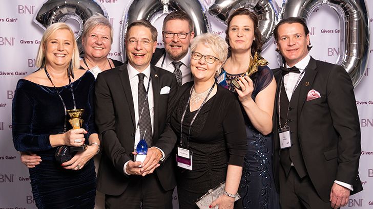 Iloiset Turku Tigersin edustajat pokaaleineen - paras BNI-ryhmä 2019