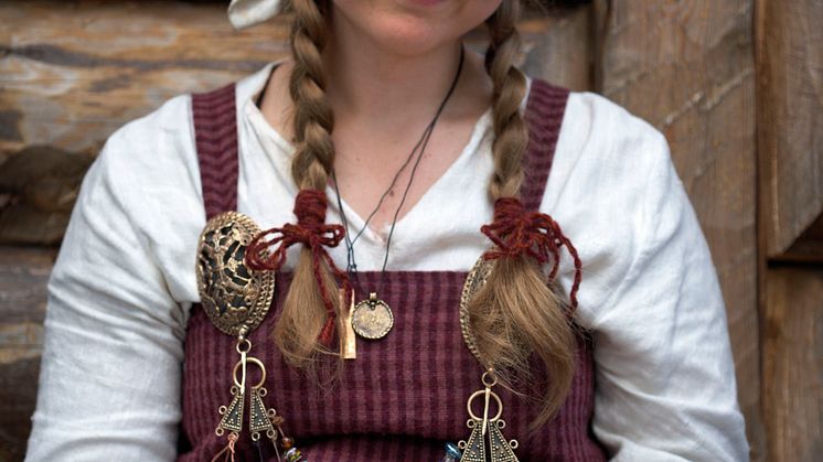 Pressbild - Birka - Vikingaklädd kvinna