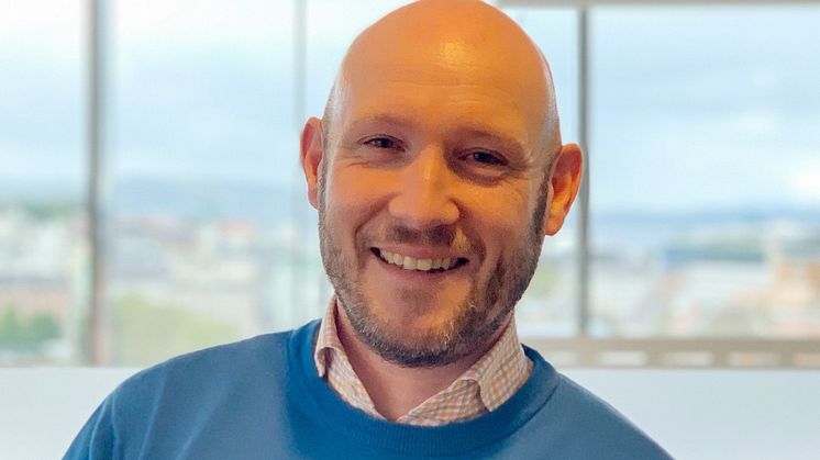 SE PÅ NÅR DE SPILLER: Leder for forretningsutvikling i Manpower region vest, Andreas Bjerkvik, tror at foreldre som er skeptiske til at unge bruker mye tid på spilling kan ha godt av å se på når de unge spiller. Foto: Manpower