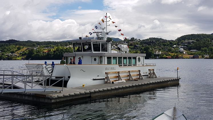 Norges første elektriske museumsbåt ankom Lysøen onsdag ettermiddag. Foto: Roald Eliassen / KODE