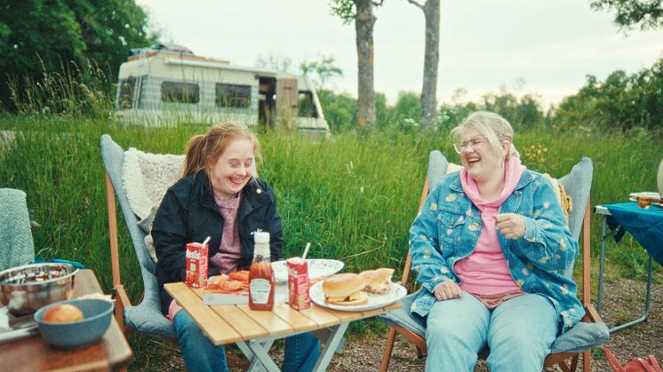 Ida och Emma vid husvagn