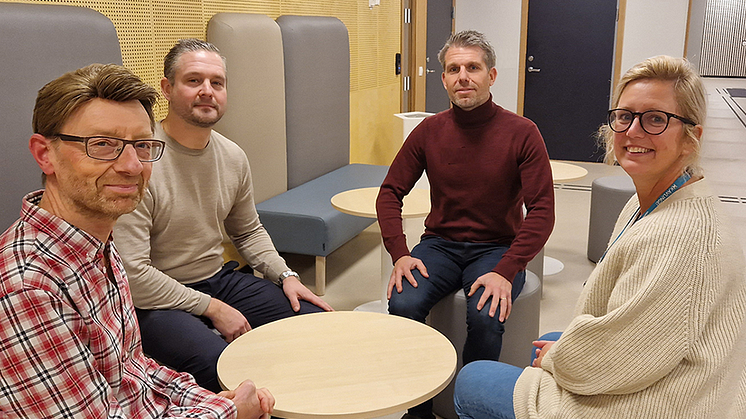 Peter Moberg och kollegorna Stefan Bengtsson, Sandra Svensson och Daniel Landin ingår alla i förstelärargruppen tillsammans med rektor Anneli Roth och var med och startade upp och driver projektet kring läsförståelse på Tolvåkerskolan.