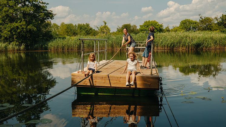 Familienzeit in Brandenburg: Baden oder Bootstouren stehen ganz oben auf der Beliebtheitsskala. Mehr Infos gibt es auch im Magazin "Familienzeit". Foto: TMB-Fotoarchiv/Julia Nimke. 