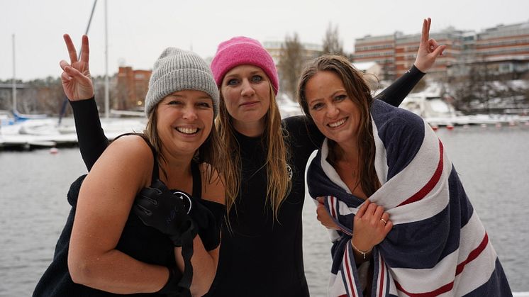 Johanna Litsgård Lebourne, Frida Schöld och Annelie Edsmyr som jobbar på PMU antog utmaningen och kallbadade för att uppmärksamma vattenbristen i världen. Foto: Linus Jönsson, PMU