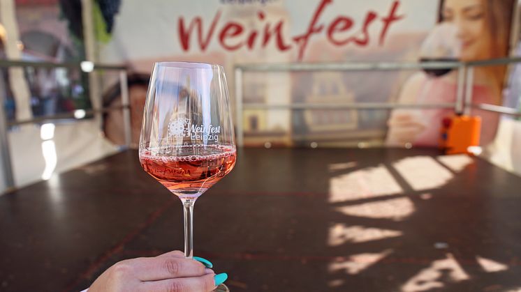 Anstoßen beim Weinfest Leipzig 