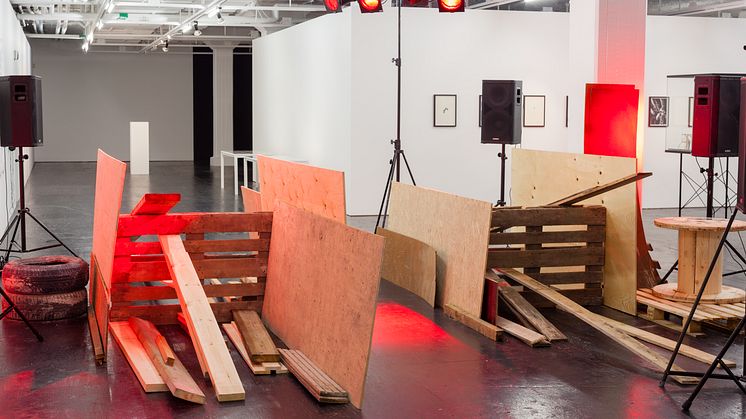Jakob Jakobsen och Anders Remmer, Byggeren ger sig aldrig: en radiopjäs om kravaller och rätten till staden, 2011/2013, installation med ljud, byggmaterial.