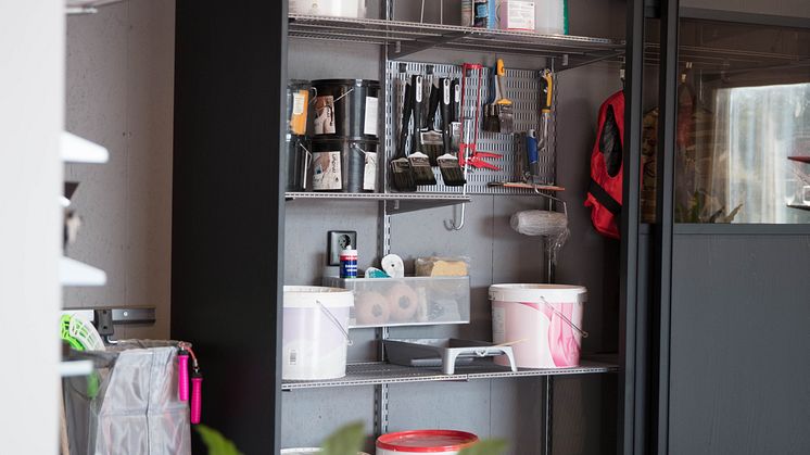 Elfa_Garage_Storage_Interior_Click-in_system_Classic_Slidingdoor_Artic_2021_05_6057