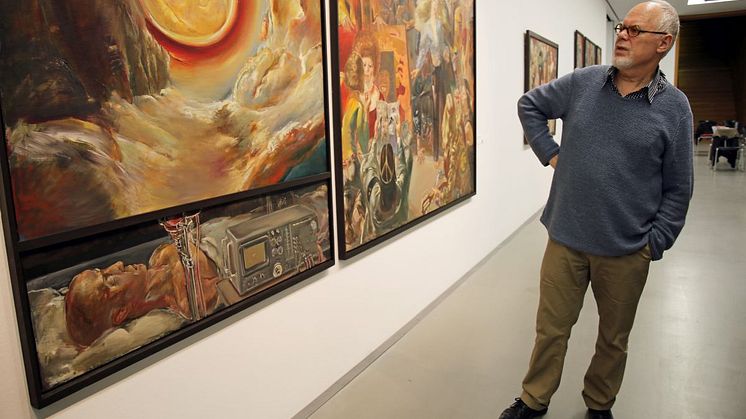 Der Maler Sighard Gille stellt sein Triptychon "Wessen Morgen ist der Morgen" aus der aktuellen Ausstellung "ruhelos" vor