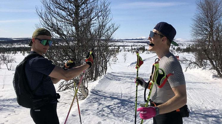 När de unga åkarna testar sin gränser i insamlingen till Rädda Barnen hoppas de på samma fina väder som förra året.