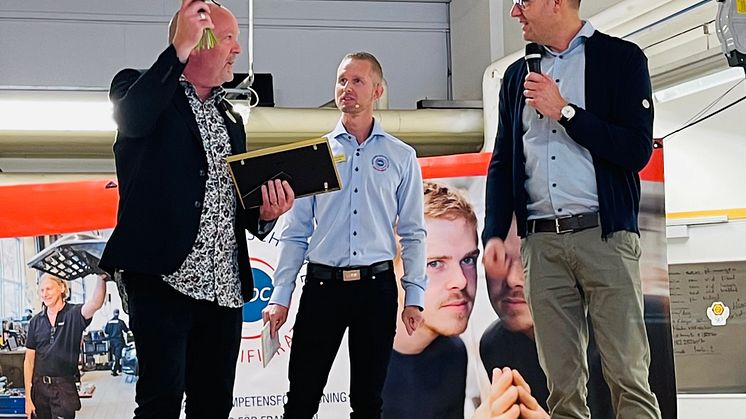 Jonny Lindström, rektor på Fordons- och transportprogrammet på Nobelgymnasiet, tar emot certifiering som Motorbranschcollege