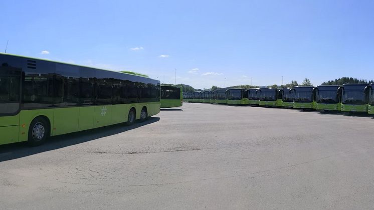 Busser fra Vy Buss venter på siste klargjøring før de settes ut i trafikk i Asker fra søndag 28. juni