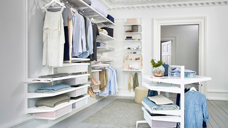 Walk-in-garderobe med Elfa Décor og Freestanding