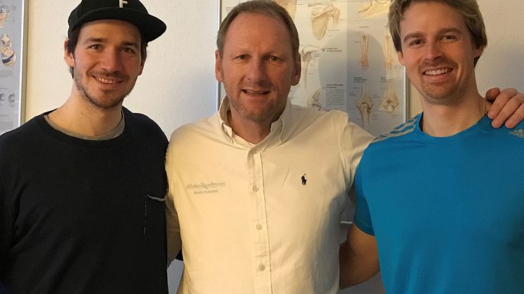 Osteopath Martin Auracher (Mi.) und sein Team des „OsteoZentrums“ am Schliersee kümmern sich um die Rehabilitation der Skirennläufer Felix Neureuther (li.) und Stefan Luitz (re.).