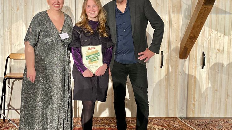 Skånes Djurparks Sara Samuelsson (i mitten) tog emot utmärkelsen för Årets Mötesplats i Skåne av Magasinet Skånes Kristina Olsson och Johan Wester som var moderator.