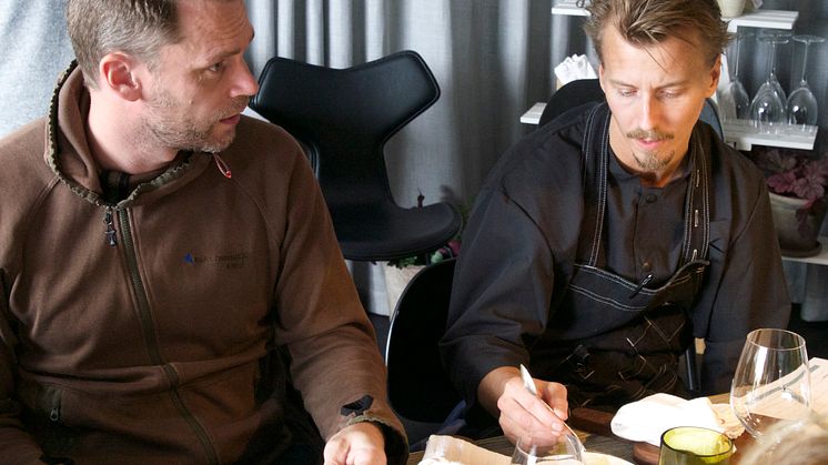 Kocken Stefan Eriksson från Råvaran pratar honung med Paul Svensson