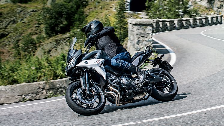 「TRACER900 ABS」 ※写真は海外で撮影されたものを一部合成しています。 交通法規、仕様が一部国内と異なります。
