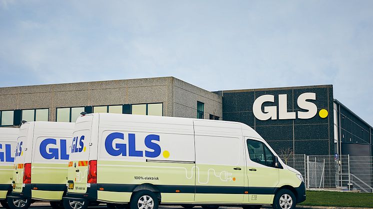 Elbiler parkeret foran GLS depot