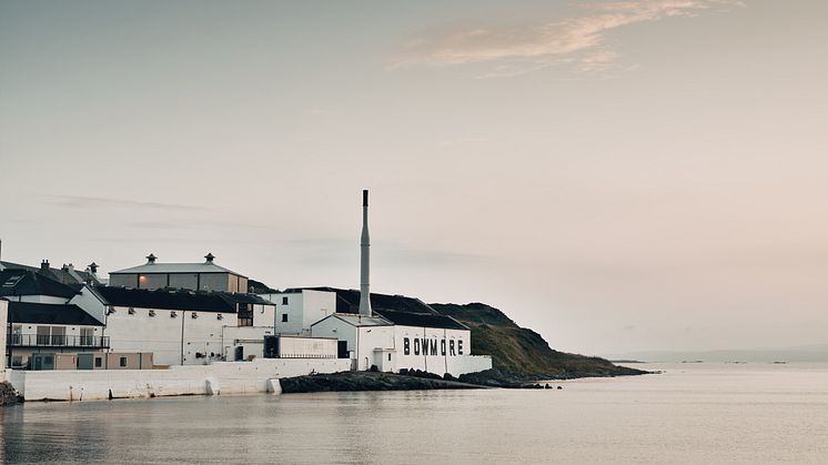 Bowmore_Scotland_Distillery.jpg