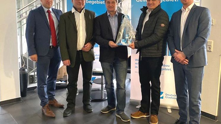 v.l.: Bürgermeister Alexander Simon (Stadt Eppstein), Generalunternehmer Gonzalo Huidobro (Zener Telekom GmbH, Stephanus van Bergerem (Ecco Terra GmbH), Volker Schneider und Sebastian Klopottek (beide Deutsche Glasfaser).