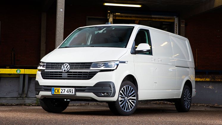 Den nye Transporter 6.1 har et karakteristisk dynamisk frontdesign, og bag rattet vil chaufføren have mulighed for at få en digitaliseret og opkoblet førerplads