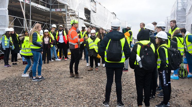 Folkeskoleelever med på byggeplads