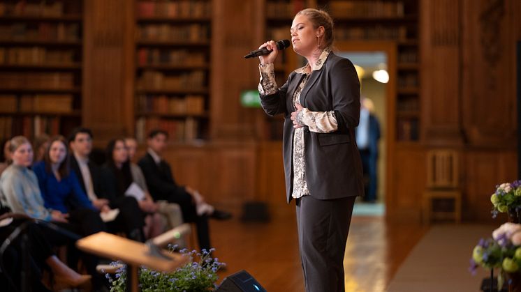 Julia Frej uppträder vid World Dyslexia Assembly Stockholm