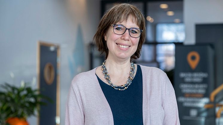 Maria Wickenberg, bibliotekarie på Högskolebiblioteket i Skövde, får Högskolan i Skövdes pedagogiska pris 2023. 