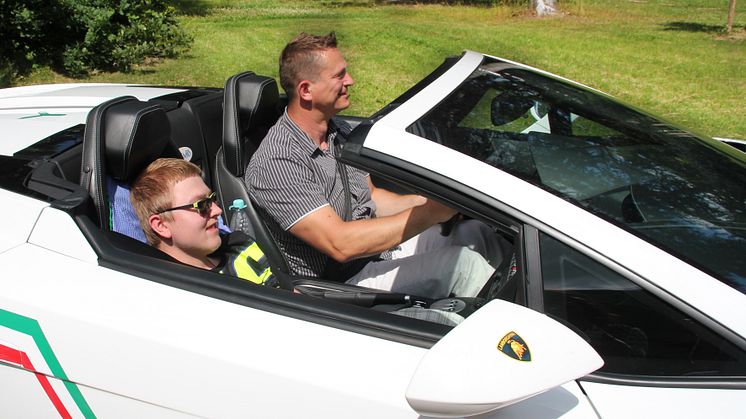 Ein aufregender Nachmittag im Bärenherz: Kinder mit Dr. Schuh im Lamborghini unterwegs