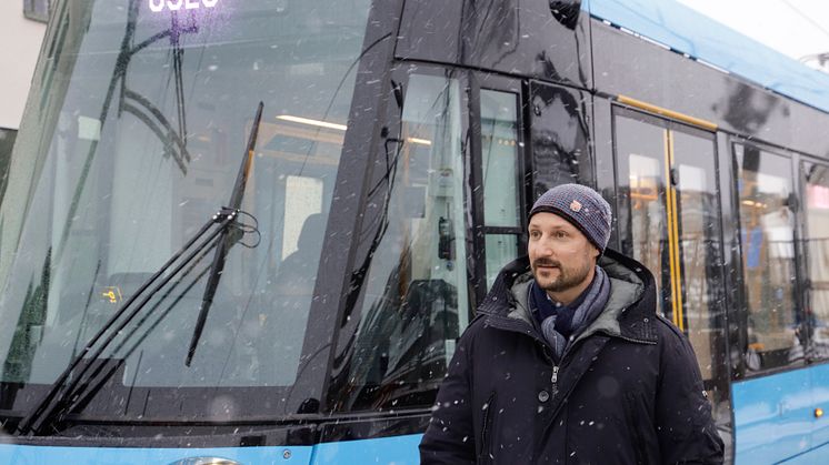 Kronprinsen besøker ansatte i Sporveien, på Holtet trikkebase, og får fremvist en av Oslos nye trikker