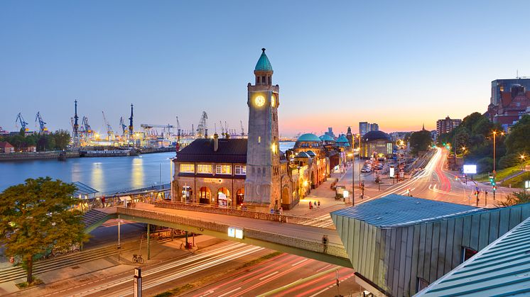 Hamburg_St._Pauli-Landungsbrücken_und_Hafen_an_der_Elbe