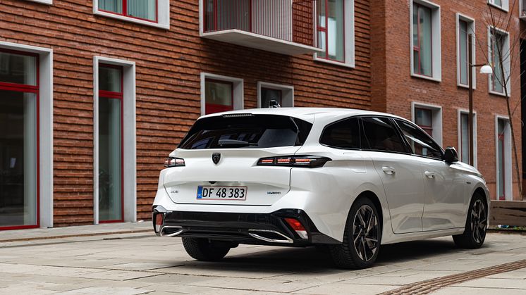 Peugeot 308SW Hybrid lowres PR-4