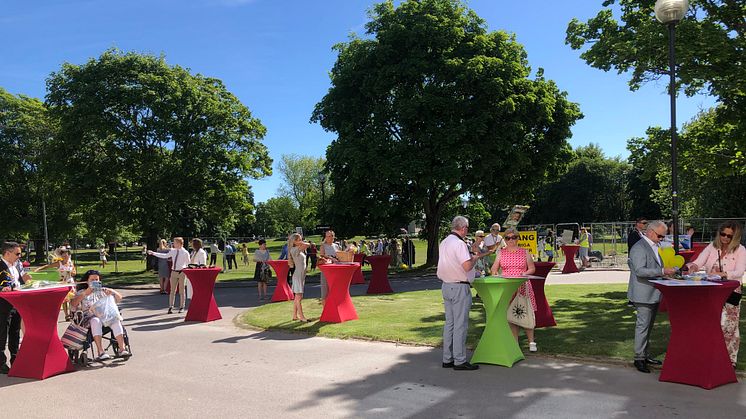 Anhöriga väntar på studenter