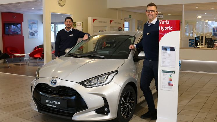 Det er alle våre Yaris-kunder vi skal takke for at modellen har blitt en så stor suksess her hjemme, sier bilselger Barez Piri t.v. og salgssjef Tor Anders Johansen t.h. ved Nordvik Toyota Mosjøen. Foto: Nordvik AS