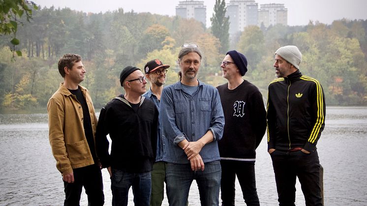 Den karismatiske sangskriver tager fuldt band med sig, når han endnu en gang hygger om publikum i Lille VEGA den 12. marts.