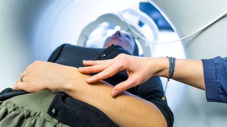 Forskare har undersökt vad som händer i olika delar av nervsystemet när en annan person rör vid oss, jämfört med när vi rör vår egen arm. Foto: Thor Balkhed/LiU