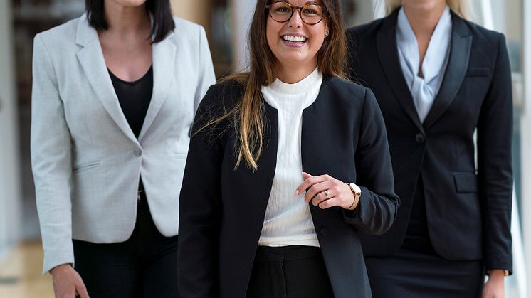 HusmanHagberg Skellefteå består i starten av, från vänster; stylisten Michelle Selegran, franchisetagaren och fastighetsmäklaren Emelie Edergard samt fastighetsmäklaren Emma Bodén.