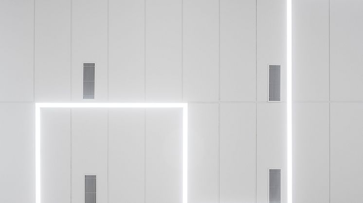 Foto: Kuvatoimisto Kuvio Oy, Finland. Aula des finnischen Schulzentrums Vihtavuori ﻿in Laukaa. Geometrische LTS Lichtkanäle laufen in Schlangenoptik über die Decke. Das LTS Lichtkanal System kann in Länge und Form kundenindividuell gefertigt werden.