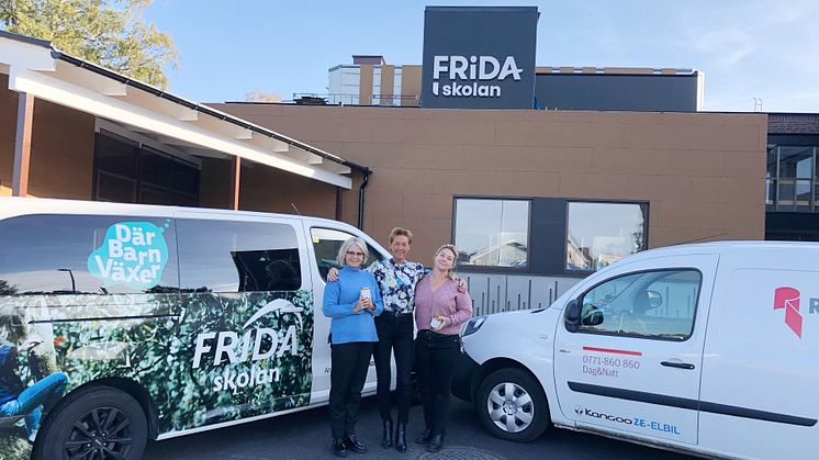 Fr v Eva Hasselholm Loodus, rektor, Eva Hansson, Riksbyggen och Lotta Cederberg, lärare på Fridaskolan.