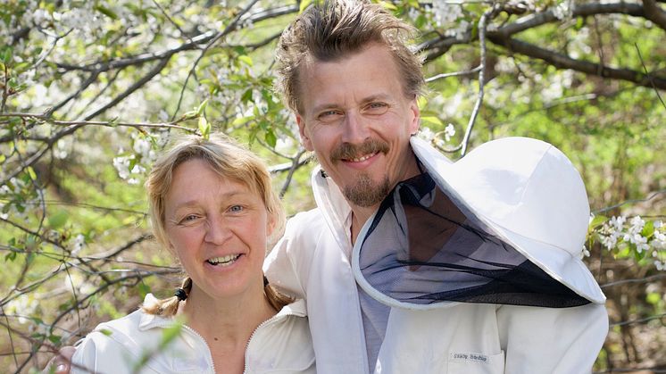Lotta Fabricius Kristiansen har varit Paul Svenssons mentor sedan han började odla bin. Foto: Anna Lind Lewin.