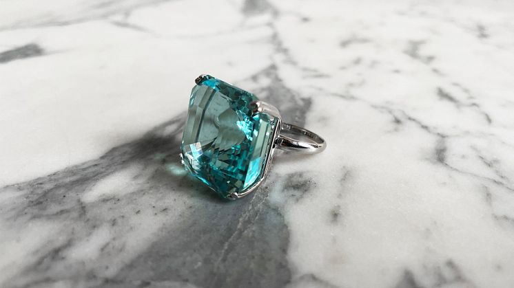 Malene Schwartz' blå akvamarinring kommer på auktion hos Bruun Rasmussen den 22. september. Ringen er vurderet til 10.000-15.000 kr.
