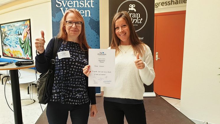 Katarina Tano och Linda Grinell från Nacka vatten och avfall tog emot diplom för Nackas kranvatten. 