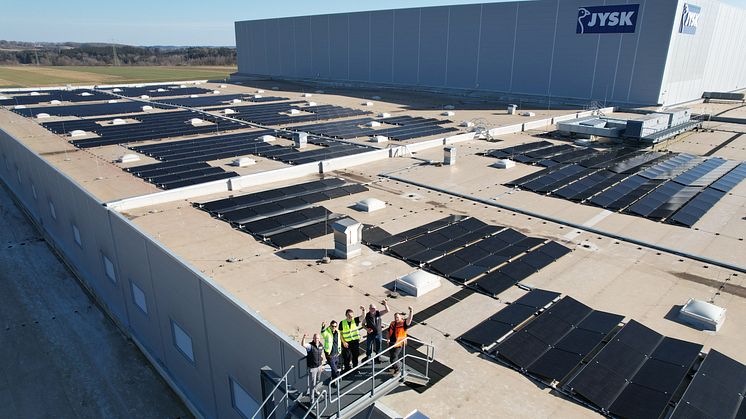 Torsdag 6. marts blev forbindelsen tilsluttet til de nyligt installerede solceller på JYSKs distributionscenter i Kammlach i det sydlige Tyskland.