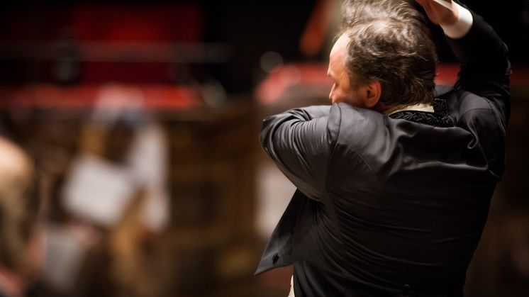 Chefdirigent Sakari Oramo leder Kungliga FIlharmonikerna på torsdag och lördag. Foto: Håkan Larsson